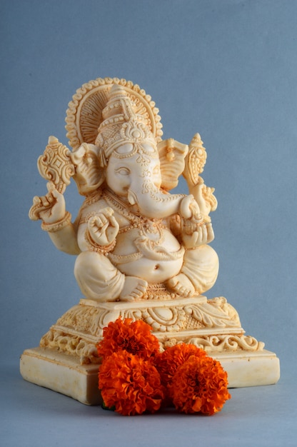 Dios hindú Ganesha sobre fondo gris