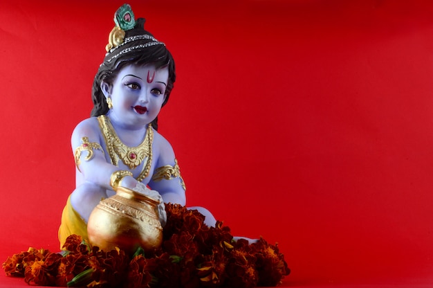 Dios hindú Krishna en superficie roja