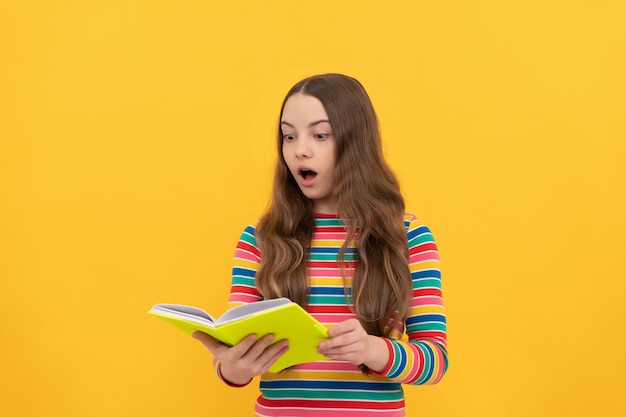 DIOS MÍO. Niño sorprendido leyó el libro. Educación escolar. De vuelta a la escuela. 1 de septiembre. Mantenga la calma y lea un libro.