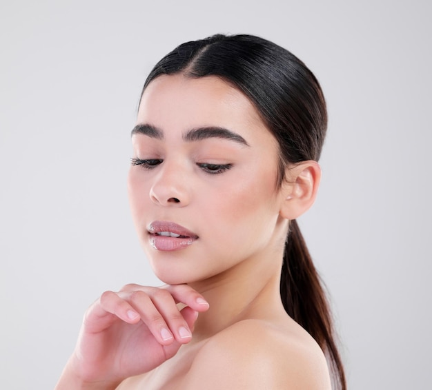 Una diosa entre las mujeres. Foto de estudio de una mujer joven y atractiva posando sobre un fondo gris.