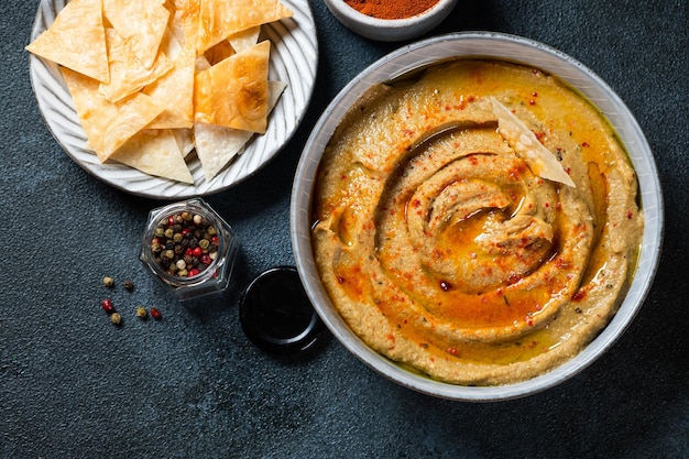 Dip de berenjena árabe tradicional baba ganoush con hierbas y pimentón ahumado sobre fondo oscuro Hummus de berenjena Babaganush o caviar de berenjena Berenjena al horno Dip de berenjena turca