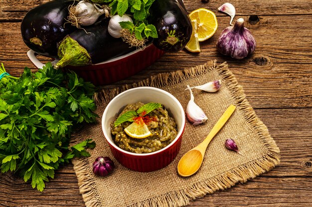 Dip de berenjena baba ganoush con verduras en un bol