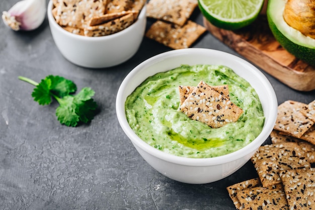 Dip cremoso de aguacate con cilantro y lima