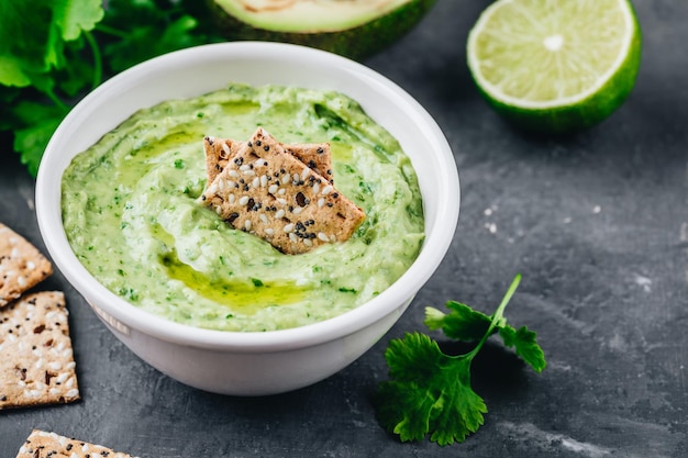 Dip cremoso de aguacate con cilantro y lima