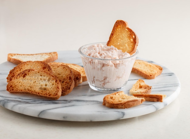 Dip de gambas y chips de pan pan tostado