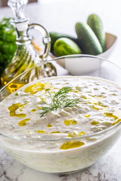 Dip griego o aderezo tzatziki preparado con crema agria de pepino, yogur, aceite de oliva y eneldo fresco