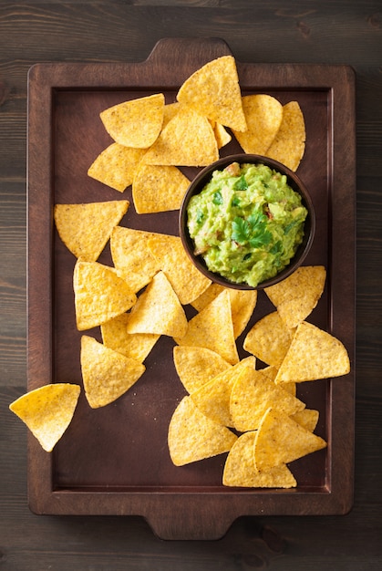 Dip de guacamole mexicano y chips de tortilla de nachos