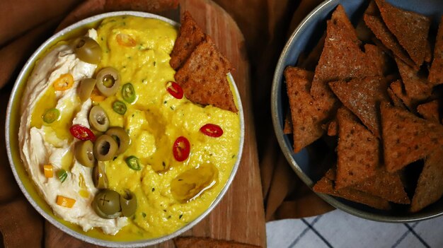 Dip hummus con aceitunas y nachos chips