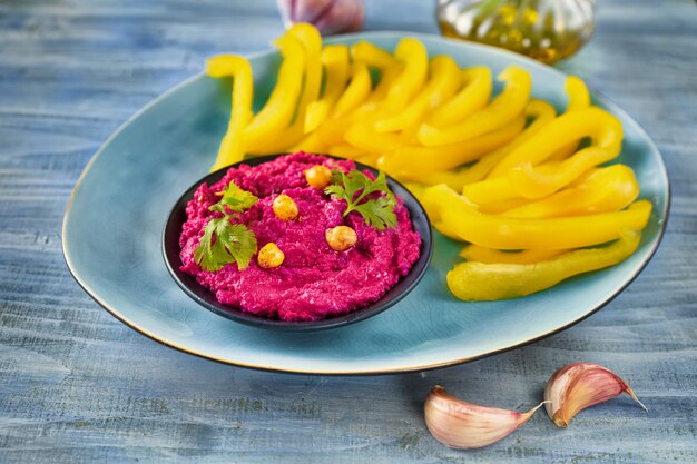 Dip de hummus vegano con vegetales saludables