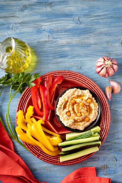 Dip de hummus vegano con vegetales saludables