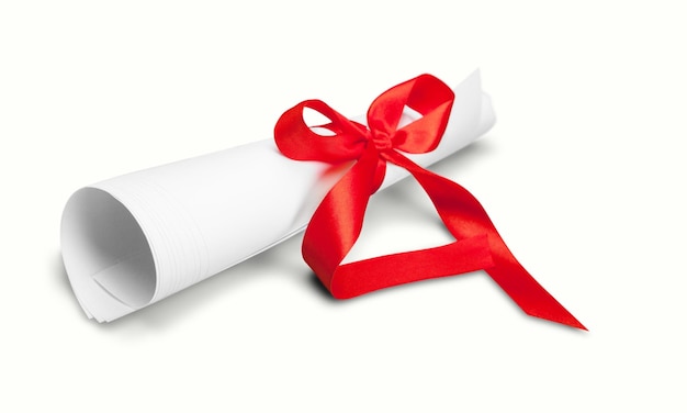 Diploma atado con cinta roja aislado en blanco