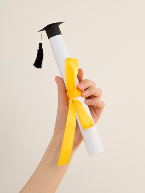 Foto diploma de graduación con cinta amarilla