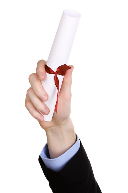 Foto diploma de graduación en mano aislado en blanco