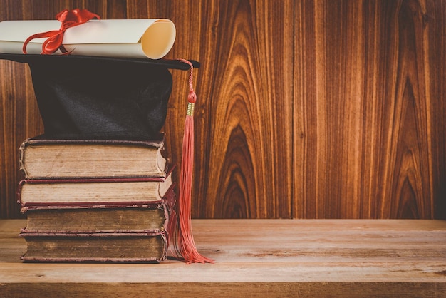 Foto diploma con libros apilados en la mesa en casa