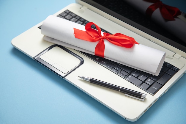 Diplomstift auf der Laptoptastatur
