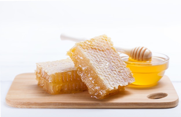 Dipper de mel e mel em frasco no fundo branco