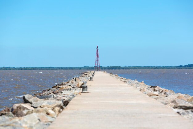 Dique artificial com vista para o rio e a Argentina