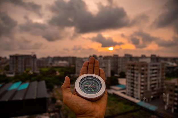 Foto direção da bússola paisagem urbana nordeste oeste sul