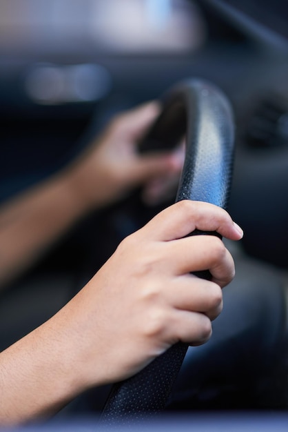 Direção na direção certa Foto de mãos segurando um volante enquanto dirige