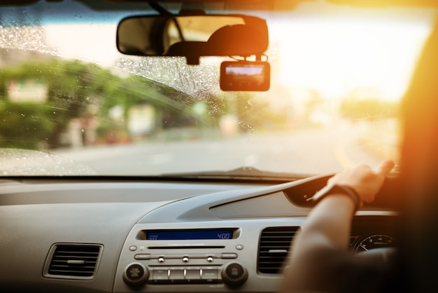 Direção segura, controle de velocidade e distância de segurança na estrada, direção segura, movimento desfocado