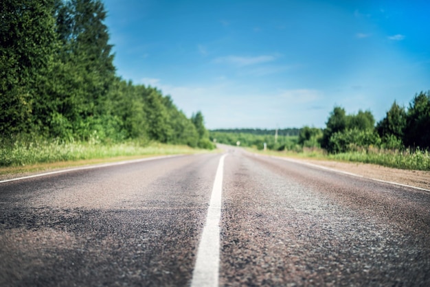 Dirección de avance del camino de la carretera