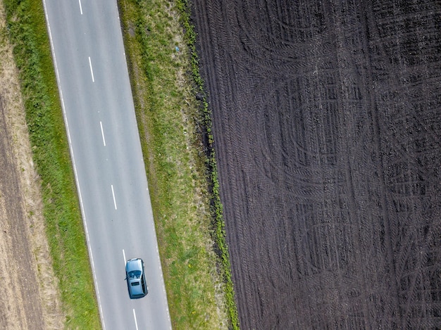 La dirección comercial exitosa y el éxito controlan hacia arriba desde un camino recto como metáfora de motivación para tomar la autoridad de su camino hacia el éxito