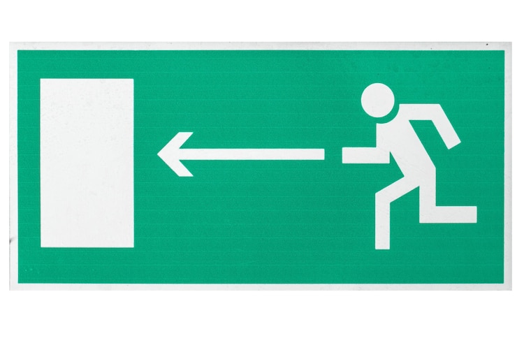 Foto dirección de la placa de salida del edificio durante la evacuación la figura del hombre en la flecha se mueve hacia la puerta placa de información verde aislada sobre fondo blanco