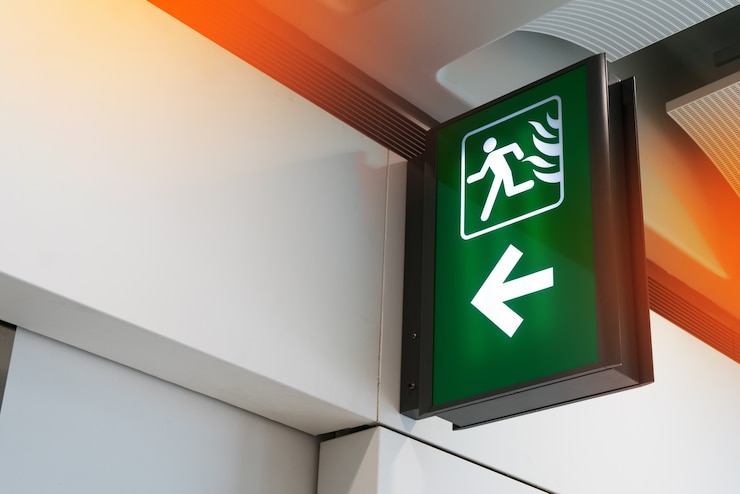 Foto dirección verde del signo de salida de emergencia en caso de señal de emergencia.