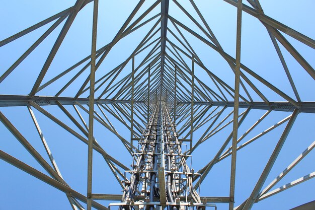 Foto directamente debajo de la estructura metálica