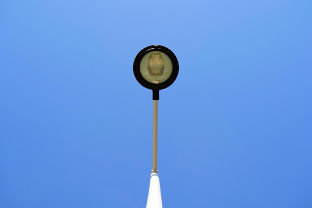 Directamente debajo de la luz de la calle contra el cielo despejado