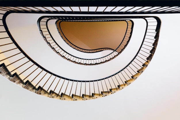 Directamente debajo del plano de la escalera de caracol del edificio