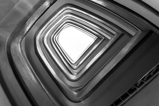 Directamente debajo del plano de la escalera de caracol del edificio