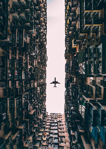 Directamente debajo de la toma de un avión volando sobre los edificios
