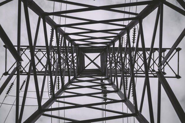 Foto directamente debajo de la toma de la columna de electricidad contra el cielo