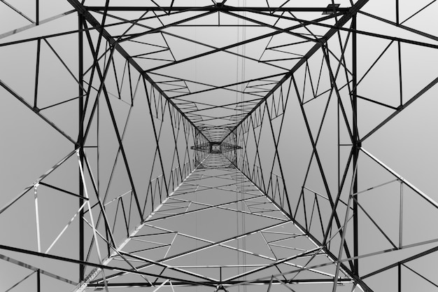 Directamente debajo de la toma de la columna de electricidad contra el cielo