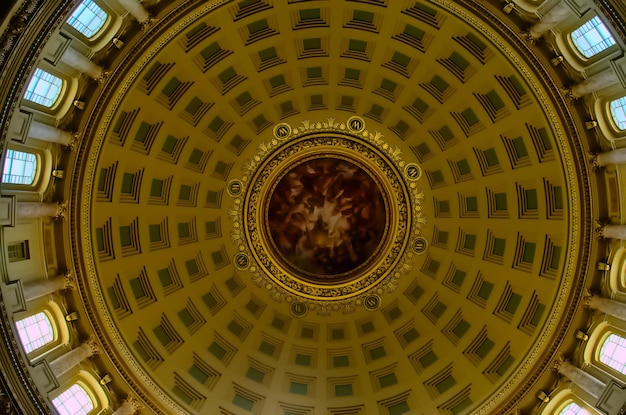 Foto directamente debajo de la toma de la cúpula del edificio en el edificio del capitolio de san pablo