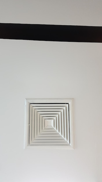 Directamente debajo de la toma del edificio blanco