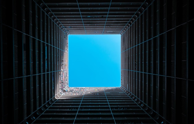 Directamente debajo de la toma del edificio contra el cielo azul