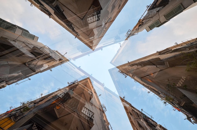 Foto directamente debajo de la toma de edificios modernos vistos a través del vidrio contra el cielo en la ciudad