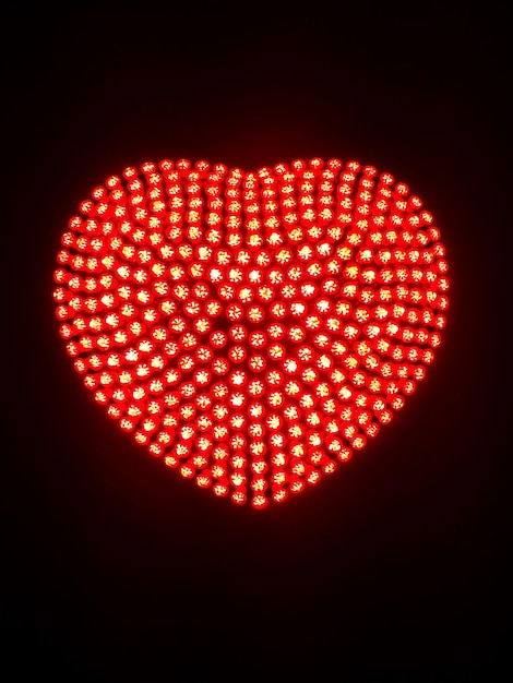 Foto directamente debajo de la toma de equipo de iluminación en forma de corazón rojo