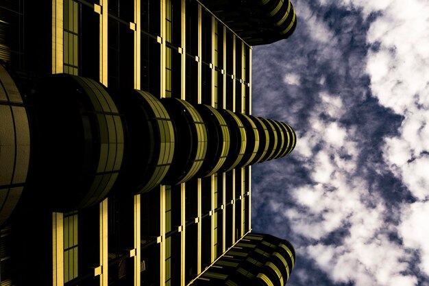 Directamente debajo de la vista de un edificio moderno contra el cielo