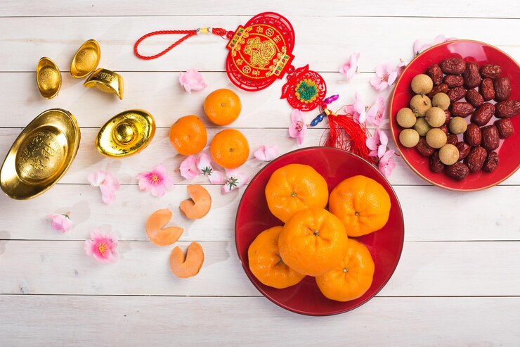 Foto directamente por encima de la comida y la comida en la mesa