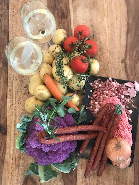 Foto directamente por encima de la comida en la mesa