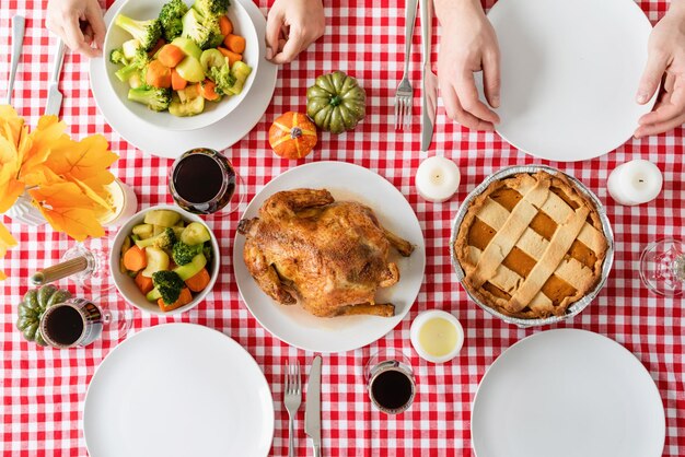 Directamente por encima de la comida en la mesa