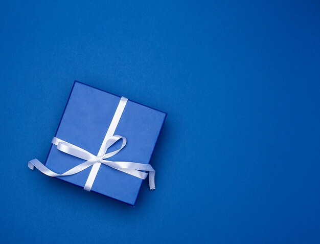 Foto directamente por encima de la foto de la caja de regalos sobre un fondo azul