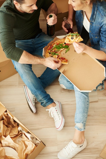 Directamente encima de la foto de comer pareja