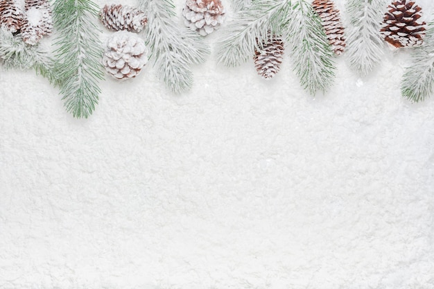 Directamente por encima de la foto de las decoraciones navideñas