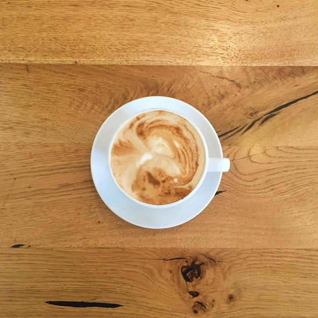 Directamente por encima del latte en la mesa