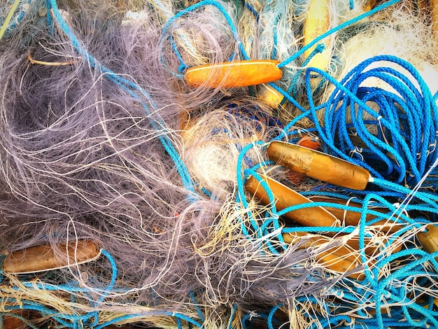 Foto directamente por encima de la red de pesca en el puerto