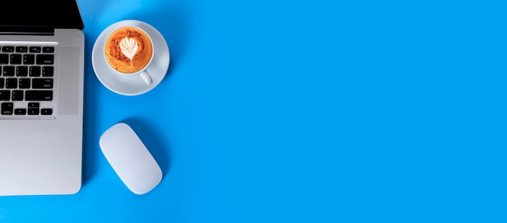 Foto directamente por encima de la taza de café en la mesa